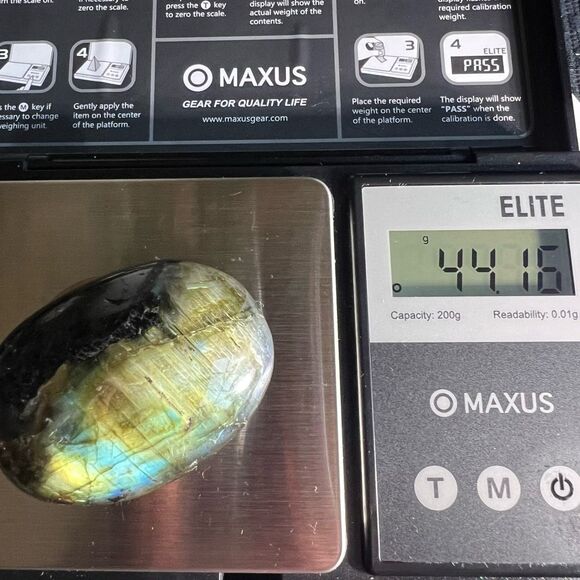 Labradorite Crystal Round Palmstone (6) - Picture 10 of 10